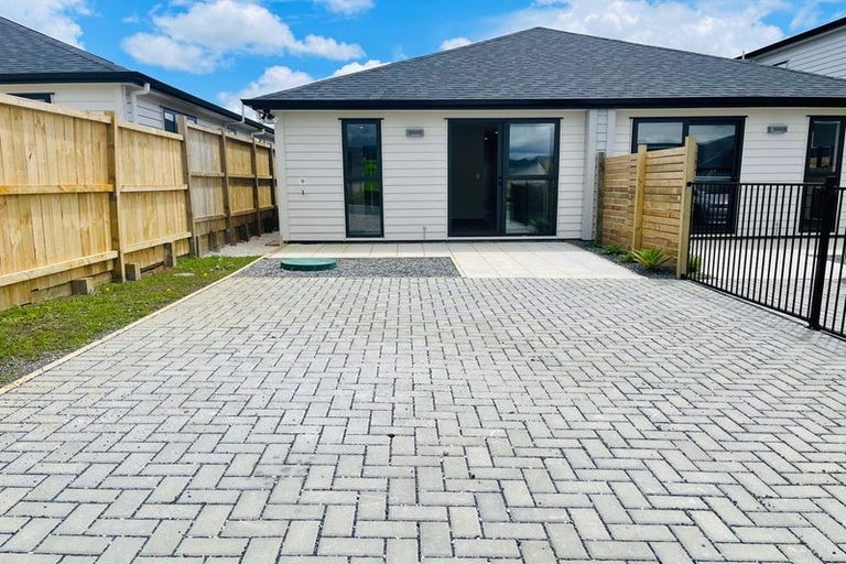 Photo of property in 22 Rorotu Avenue, Karaka, 2113