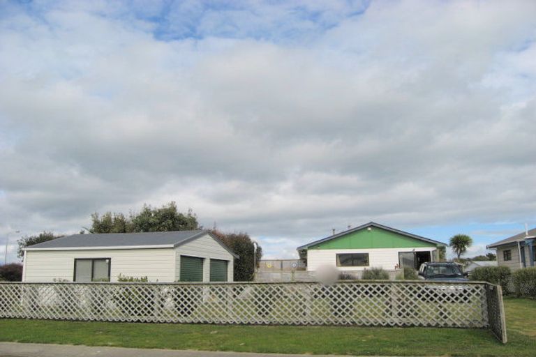 Photo of property in 4 Sand Dune Grove, Waikawa Beach, Manakau, 5573