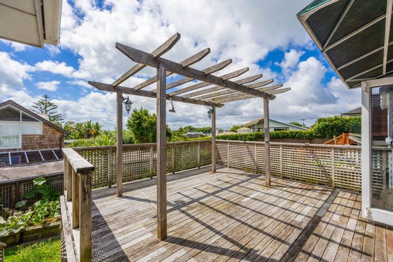 Photo of property in 93 Sylvan Avenue, Northcote, Auckland, 0627