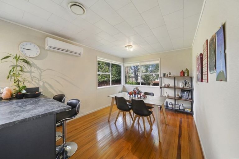 Photo of property in 17 Tupaki Place, Pakuranga Heights, Auckland, 2010