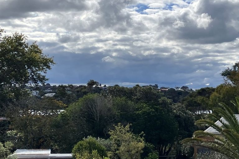 Photo of property in 15 Dawnhaven Drive, Te Atatu Peninsula, Auckland, 0610