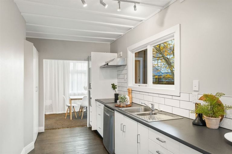 Photo of property in 51 Gresford Street, Edgeware, Christchurch, 8013