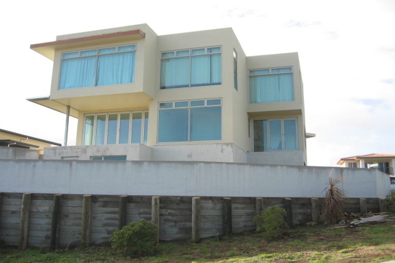 Photo of property in 2 Metzenthin Close, Raumati South, Paraparaumu, 5032
