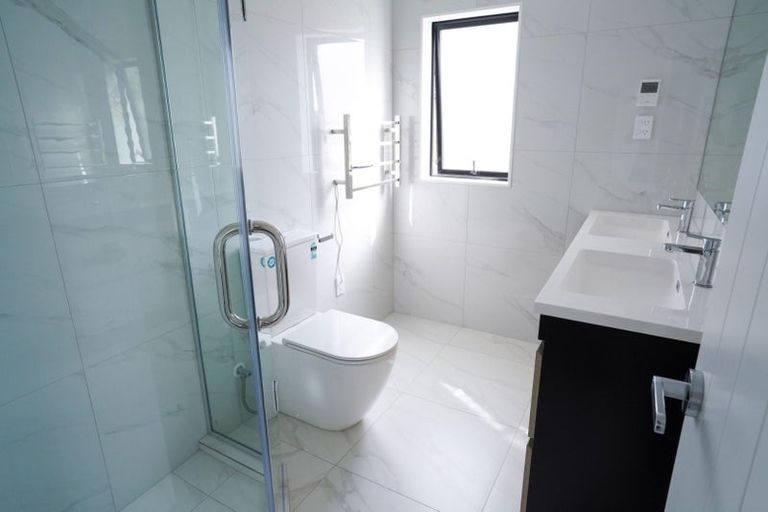 Photo of property in 8/19 Kingdale Road, Henderson, Auckland, 0610