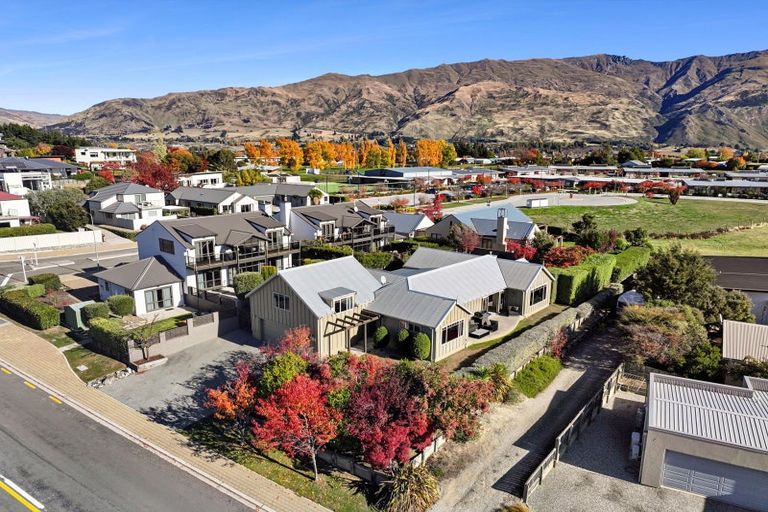 Photo of property in 100 Kings Drive, Wanaka, 9305