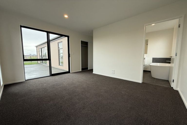 Photo of property in 2 Paradise Way, Halswell, 8025