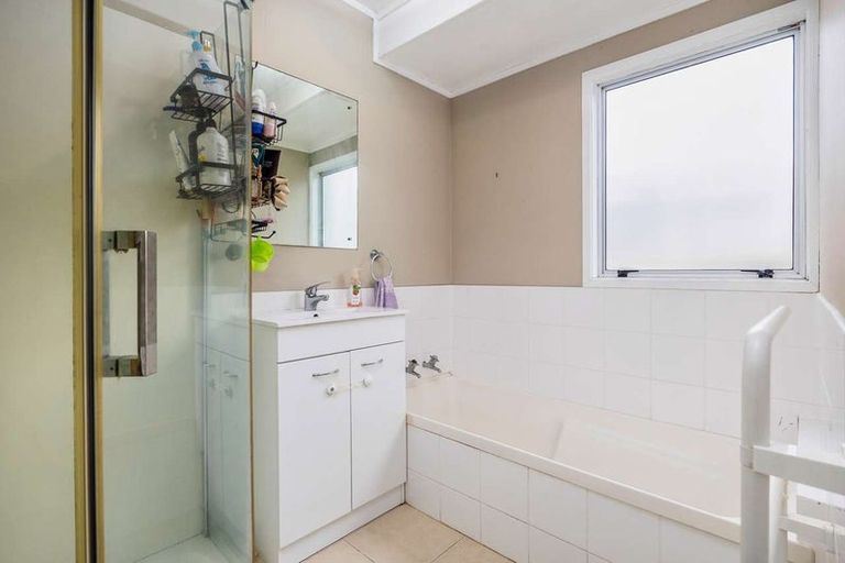 Photo of property in 33 Claverdon Drive, Massey, Auckland, 0614