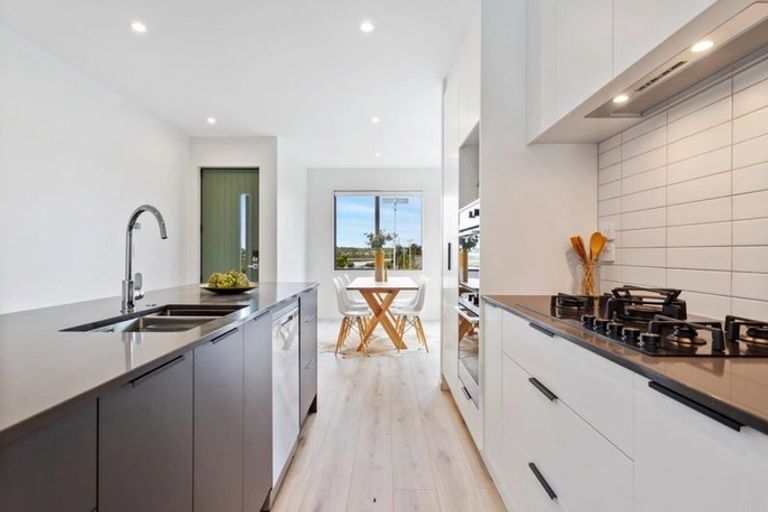 Photo of property in 15 Aquamarine Road, Rosehill, 2113
