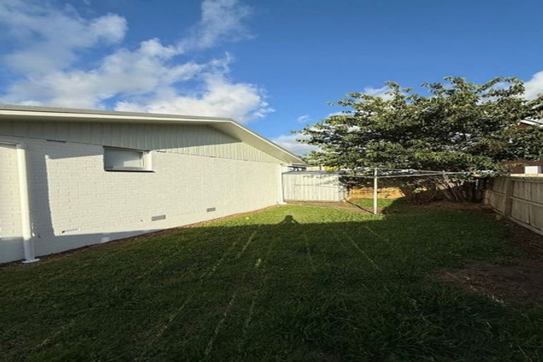 Photo of property in 11 Blanes Road, Weymouth, Auckland, 2103