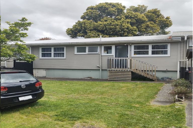 Photo of property in 2/14 Ozich Avenue, Te Atatu South, Auckland, 0610