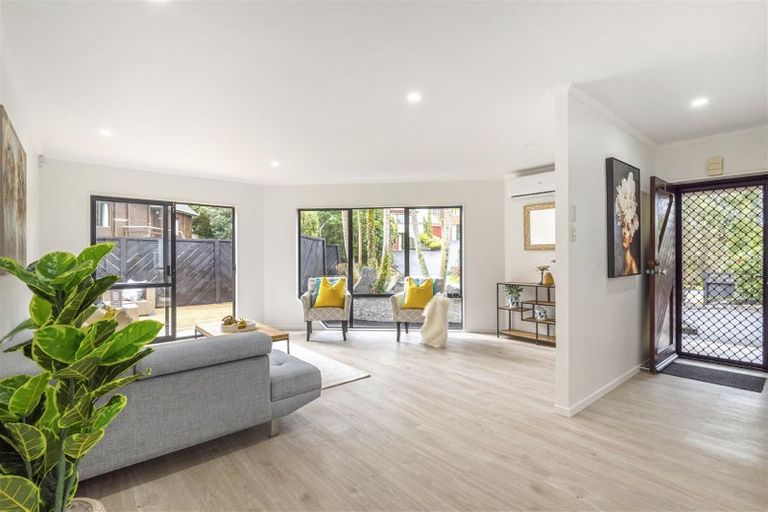 Photo of property in 2 Stitchbird Close, Murrays Bay, Auckland, 0630