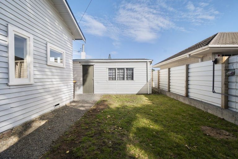Photo of property in 33 Featherston Street, Takaro, Palmerston North, 4412