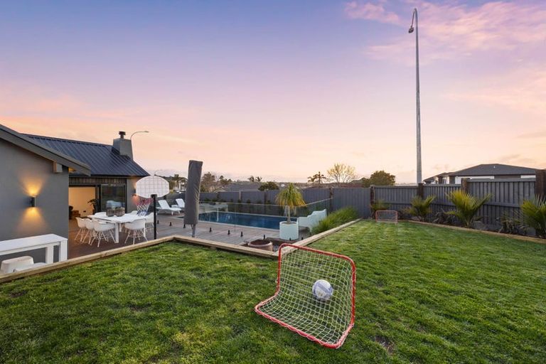 Photo of property in 2 Somerville Road, Shelly Park, Auckland, 2014