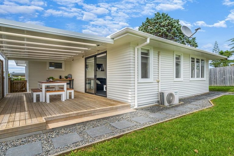 Photo of property in 22 Roberts Road, Te Atatu South, Auckland, 0610