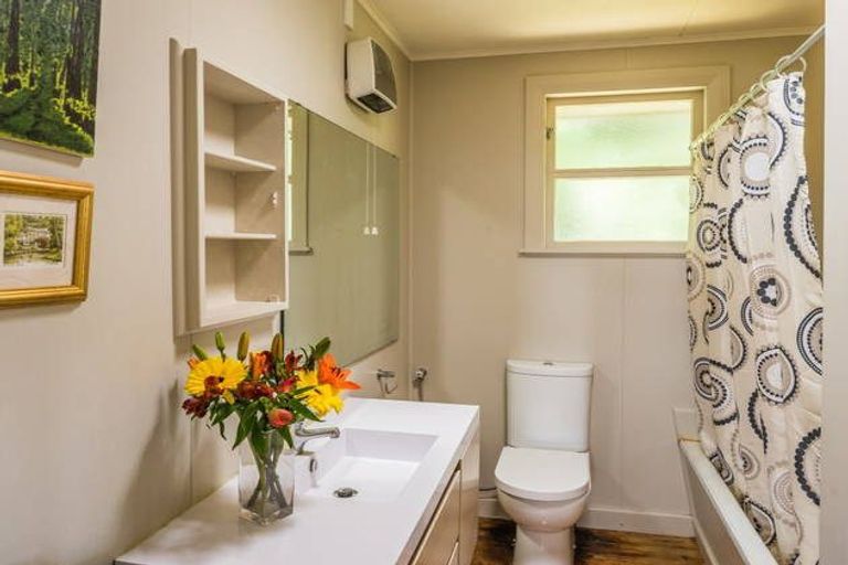 Photo of property in 22 Kiriwai Road, Paremata, Porirua, 5024