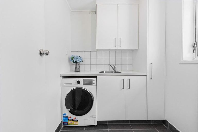 Photo of property in 1 Phillip Parade, Forrest Hill, Auckland, 0620