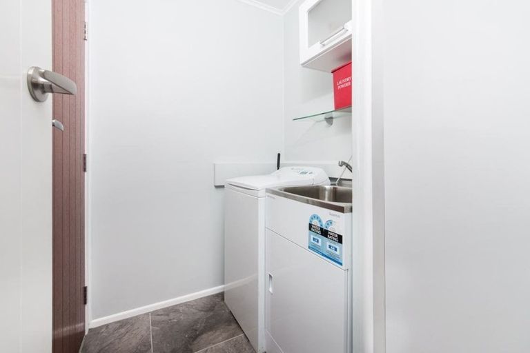 Photo of property in 6 Murray Road, Te Atatu Peninsula, Auckland, 0610