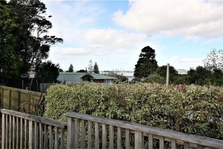 Photo of property in 12 Covil Avenue, Te Atatu South, Auckland, 0610