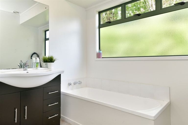 Photo of property in 33a Kia Ora Road, Beach Haven, Auckland, 0626