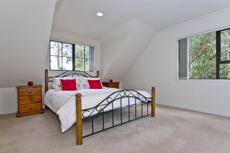 Photo of property in 33 Hollywood Avenue, Titirangi, Auckland, 0604