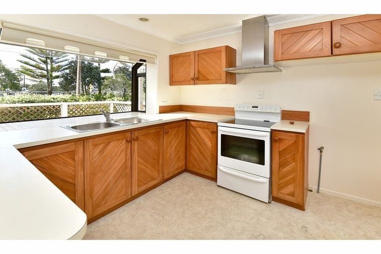 Photo of property in 8 Moenui Avenue, Orewa, 0931