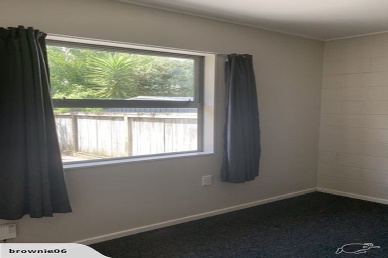 Photo of property in 21f8 Collins Avenue, Tawa, Wellington, 5028
