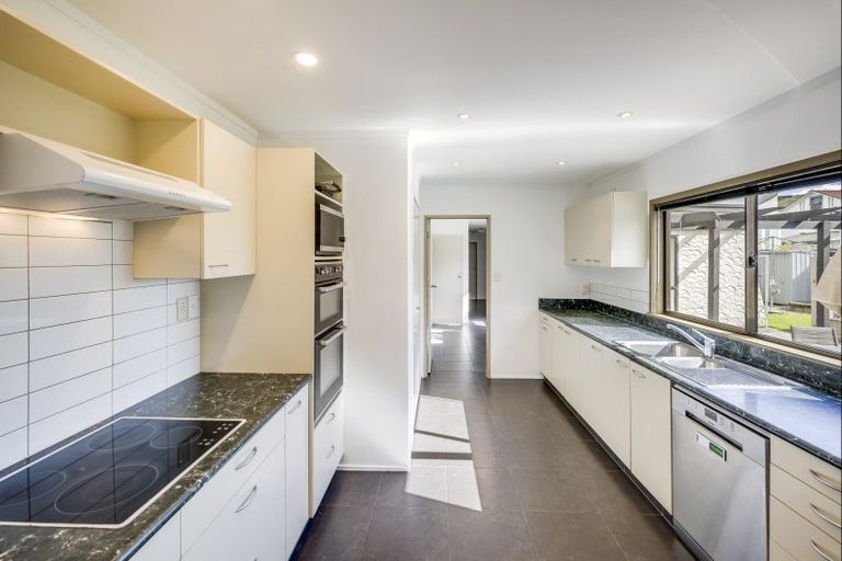 Photo of property in 14 Bassett Place, Taradale, Napier, 4112