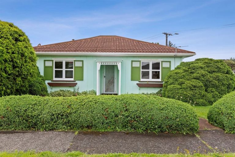Photo of property in 10 Tukapa Street, Westown, New Plymouth, 4310