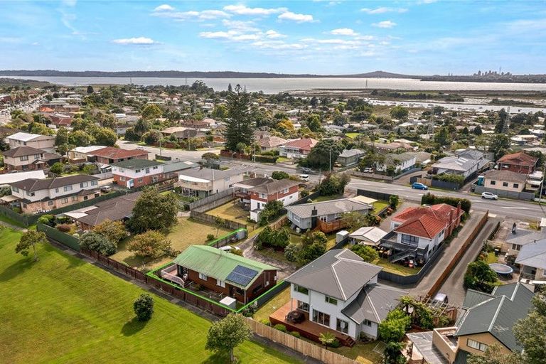Photo of property in 246 Te Atatu Road, Te Atatu South, Auckland, 0610