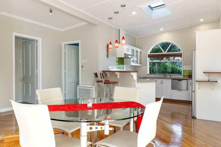 Photo of property in 19 Milton Terrace, Picton, 7220