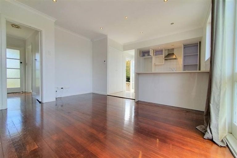 Photo of property in 2/232 East Coast Road, Forrest Hill, Auckland, 0620
