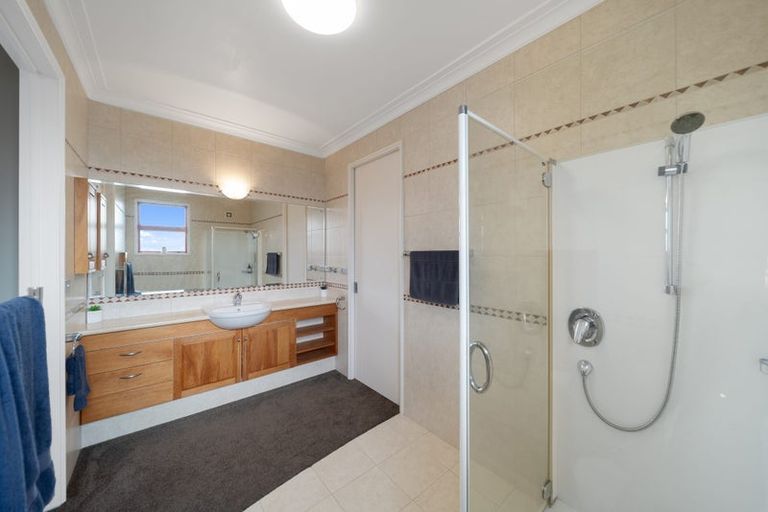 Photo of property in 15 Kaipara Road, Papakura, 2582