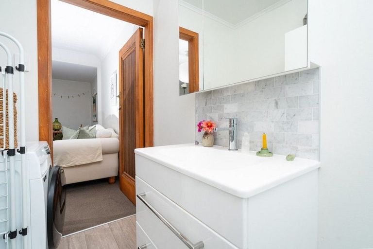 Photo of property in 42c Apu Crescent, Lyall Bay, Wellington, 6022