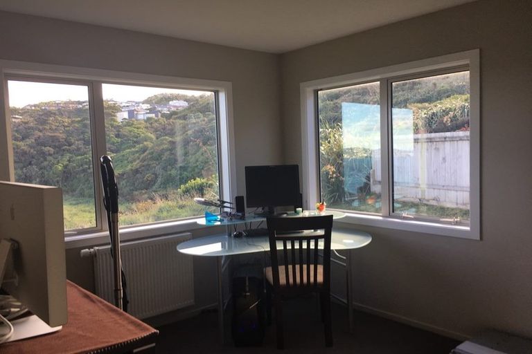 Photo of property in 58 Tamworth Crescent, Newlands, Wellington, 6037