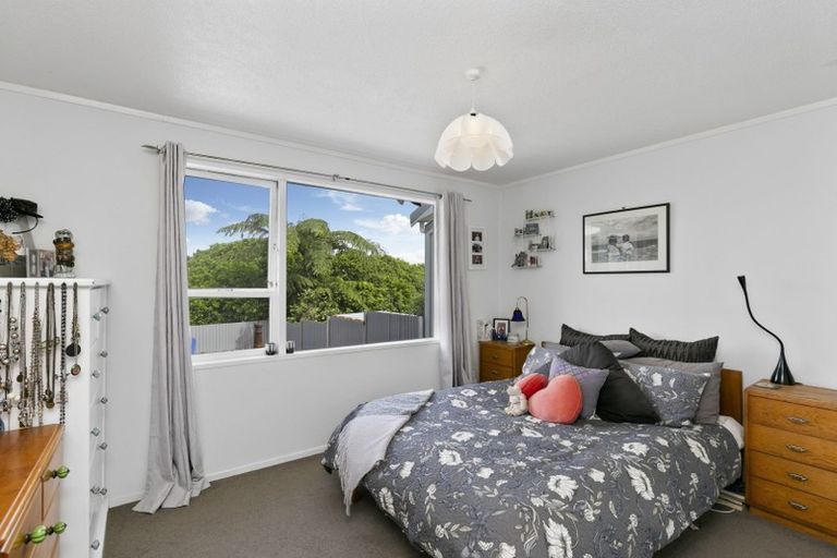 Photo of property in 23b Kingsbridge Place, Newlands, Wellington, 6037