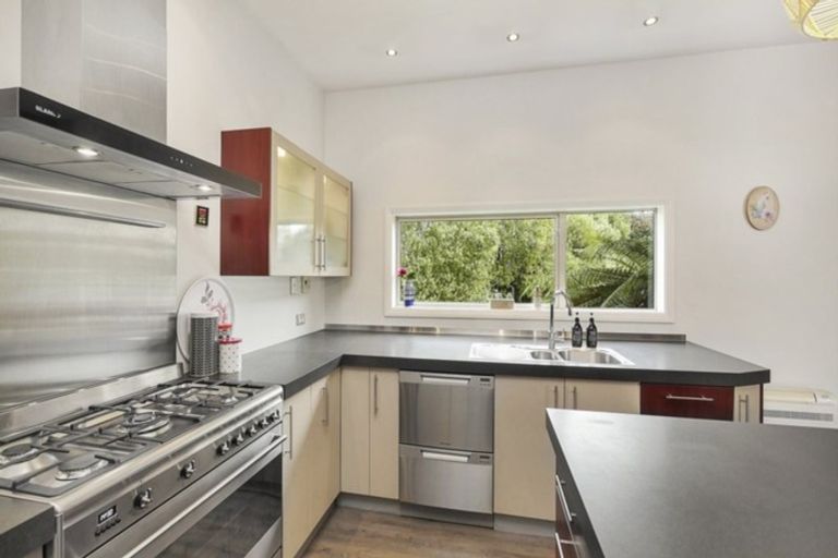 Photo of property in 2 Gamblins Road, Saint Martins, Christchurch, 8022