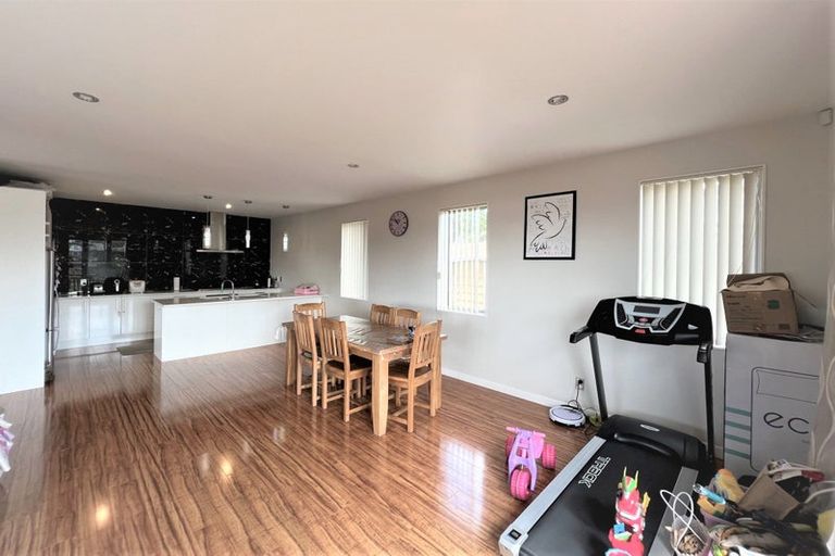 Photo of property in 27 Mantra Road, Massey, Auckland, 0614
