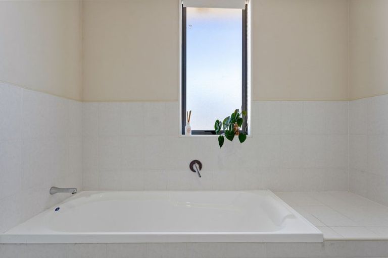 Photo of property in 4/3 Hulme Place, Henderson, Auckland, 0612