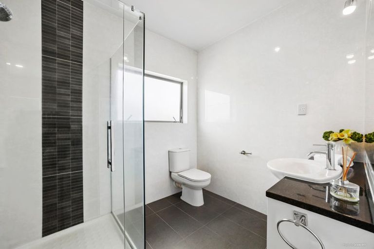 Photo of property in 2/63 Pupuke Road, Birkenhead, Auckland, 0627
