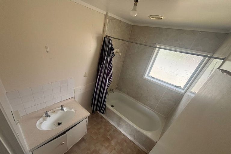 Photo of property in 2/8 Darlington Place, Glendene, Auckland, 0602