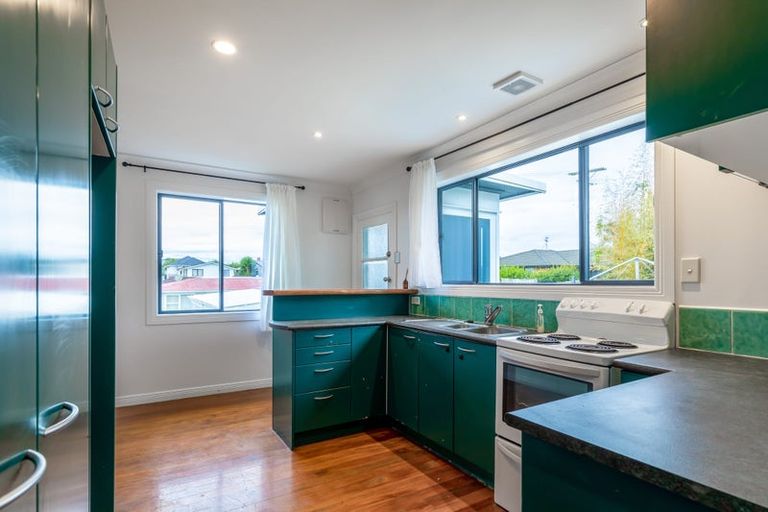 Photo of property in 12 Taipari Road, Te Atatu Peninsula, Auckland, 0610