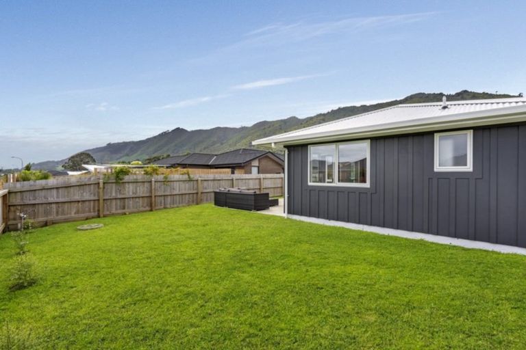 Photo of property in 9 Mahia Lane, Waikanae, 5036