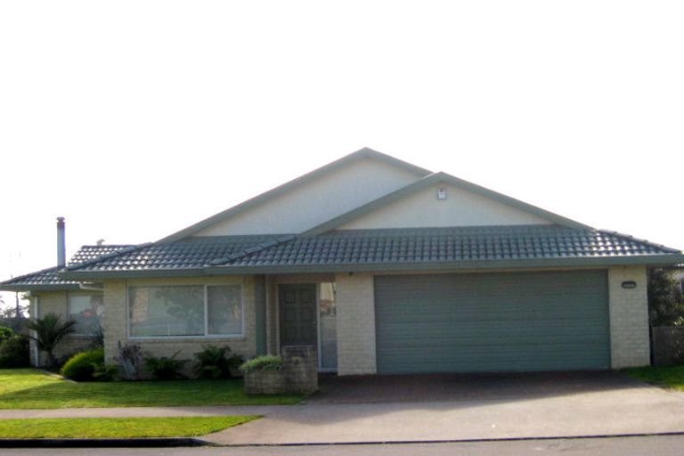 Photo of property in 1/2 Moyrus Crescent, East Tamaki Heights, Auckland, 2016