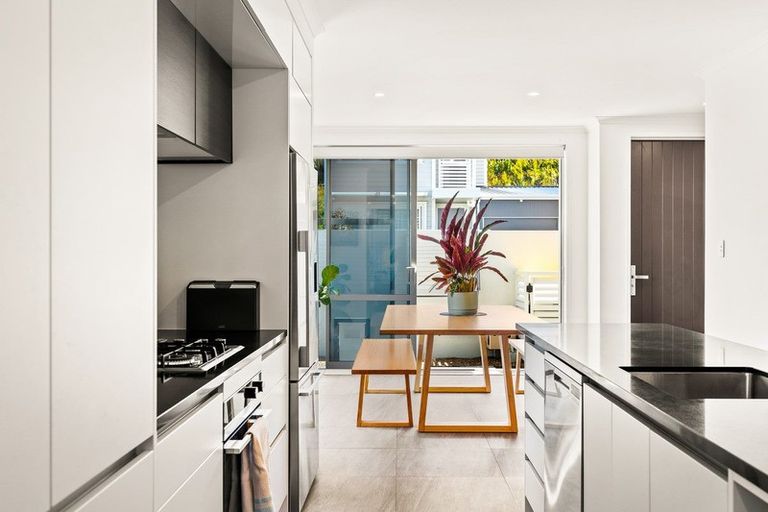 Photo of property in 69 Karepiro Drive, Stanmore Bay, Whangaparaoa, 0932