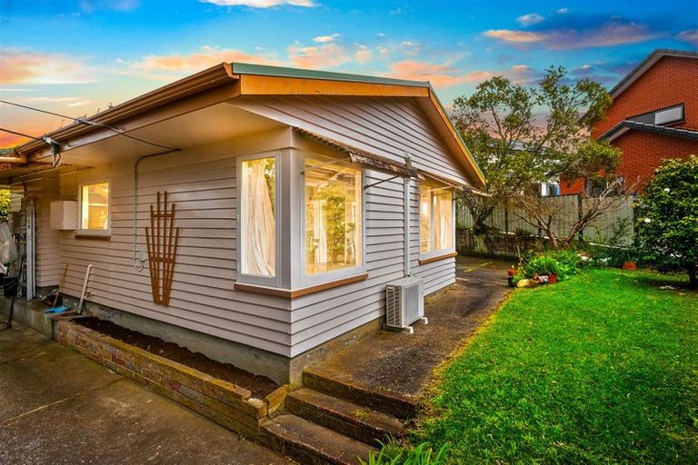 Photo of property in 5 Crystal Avenue, Glendene, Auckland, 0602