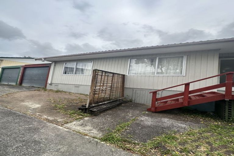 Photo of property in 1/3 Forsythe Place, Massey, Auckland, 0614