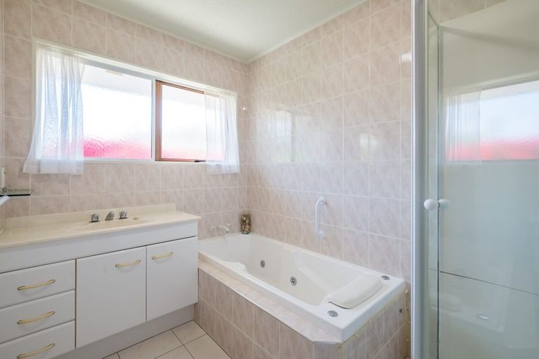 Photo of property in 16 Richmond Avenue, Waikanae, 5036