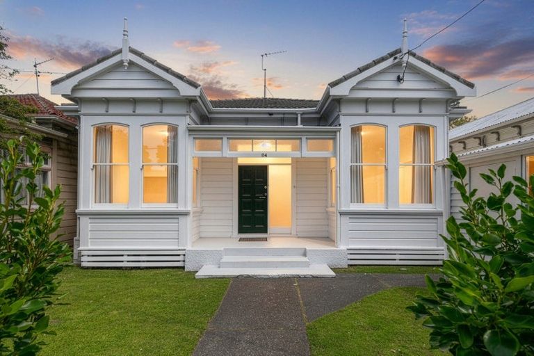 Photo of property in 54 Kilbirnie Crescent, Kilbirnie, Wellington, 6022