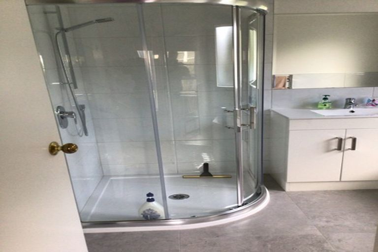 Photo of property in 11 Gloria Avenue, Te Atatu Peninsula, Auckland, 0610