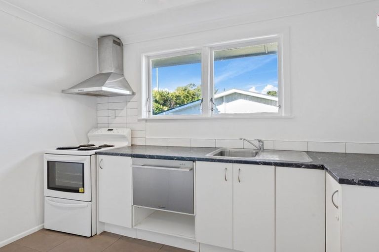 Photo of property in 43 Stewart Drive, Newlands, Wellington, 6037